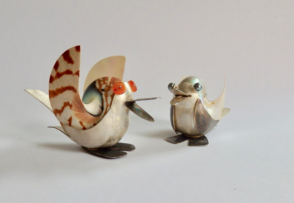Vogelpaar aus Teilen einer Nautilus mit Silbermontierungen, Karneol- und Süßwasserperlen