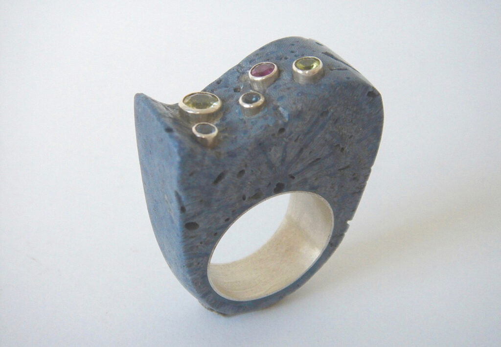 Ring aus blauer Koralle, Silbermotierungen und farbigen Turmalinen